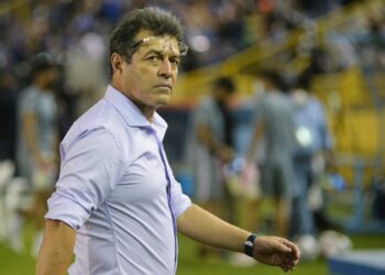 No lo extraña: El Salvador está a un juego de alcanzar un récord que consiguió con Hugo Pérez