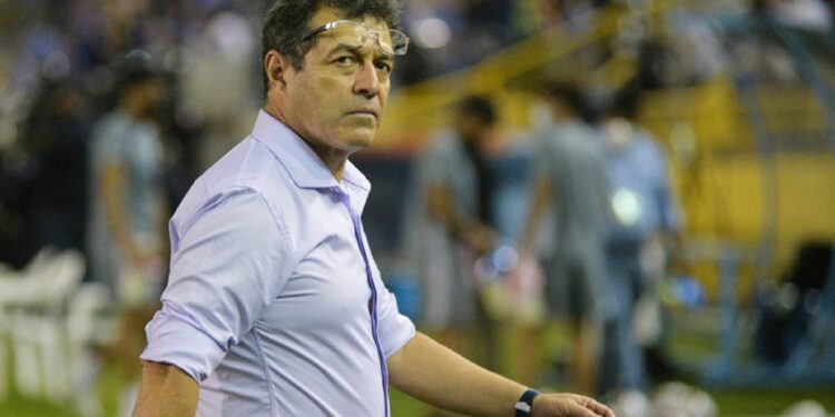 No lo extraña: El Salvador está a un juego de alcanzar un récord que consiguió con Hugo Pérez