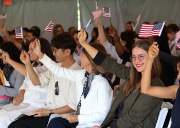 Oatlands Hosts Naturalization Ceremony for 30 New Citizens