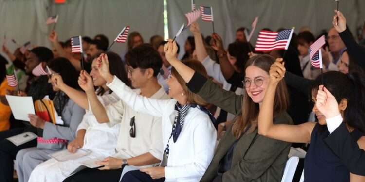 Oatlands Hosts Naturalization Ceremony for 30 New Citizens