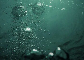 One person dead, one missing after going underwater in Arizona river