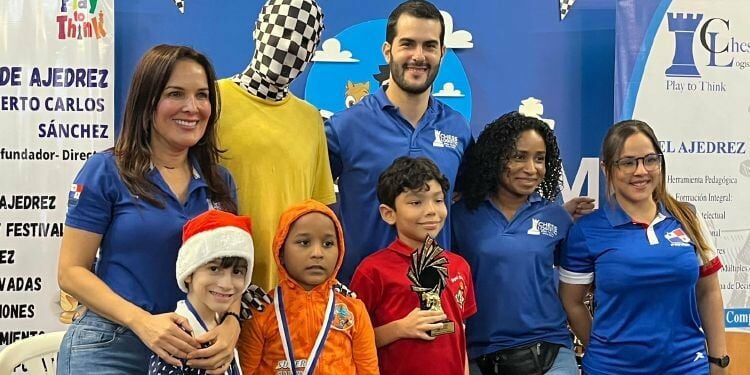 Rey Enigma con jugadores de ajedrez. Foto: Cortesía