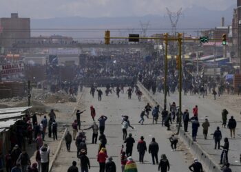 Rival protesters clash in Bolivia as ex-President Evo Morales leads a march to the capital