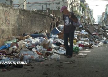 Shortage of water and uncollected garbage add to the daily hardships in Havana