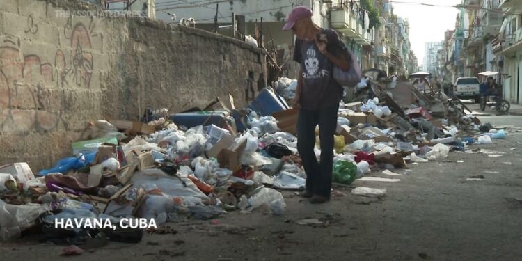 Shortage of water and uncollected garbage add to the daily hardships in Havana