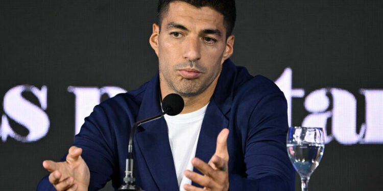Suarez retiring from Uruguay duty 'on my terms'