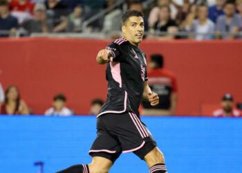 Uruguay legend Suarez retires from international football