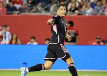 Uruguay striker Suarez announces international retirement