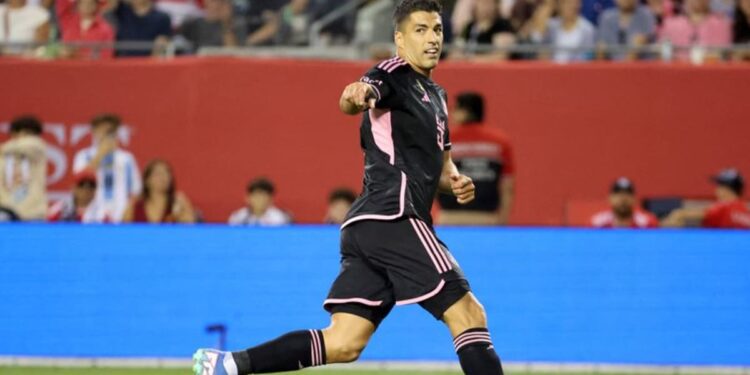 Uruguay striker Suarez announces international retirement