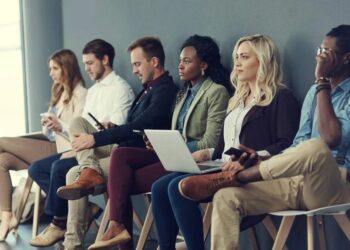 What is the Average Number of Applicants per Job in 2024?