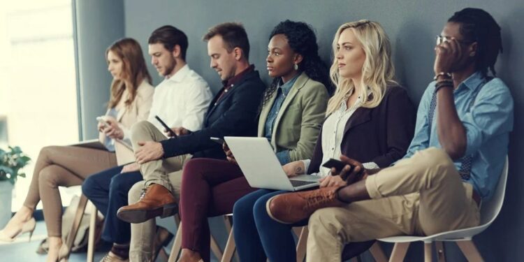 What is the Average Number of Applicants per Job in 2024?