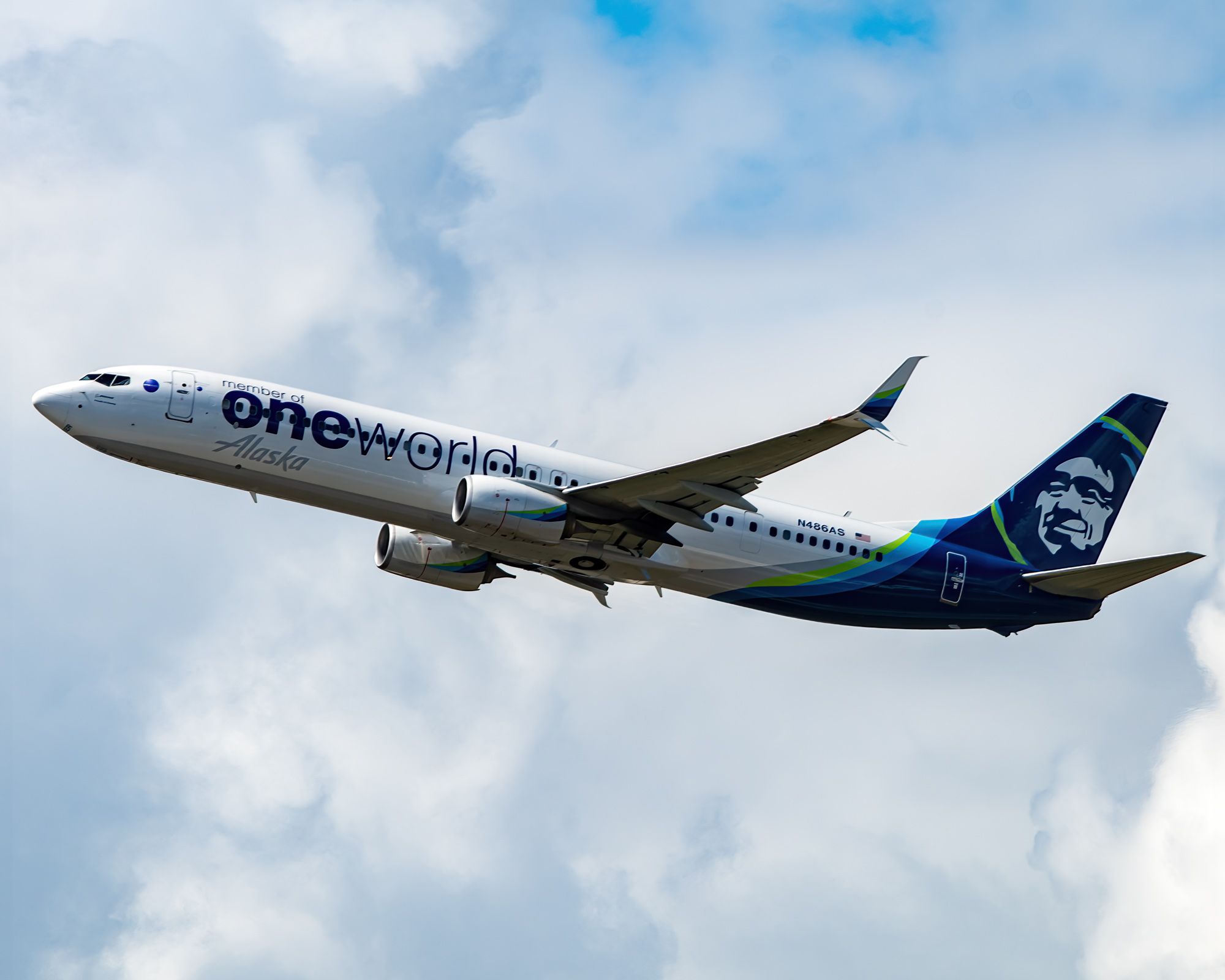 Alaska Airlines Boeing 737-900ER (oneworld) N486AS departing from Seattle-Tacoma International Airport.