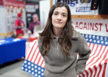 Woman got on a plane to America after what she saw on her phone