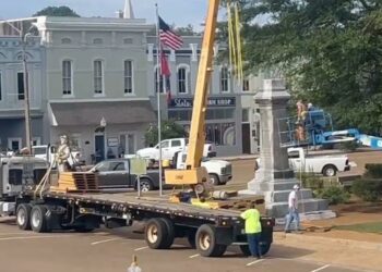 Workers removing Confederate statue in Grenada | Local