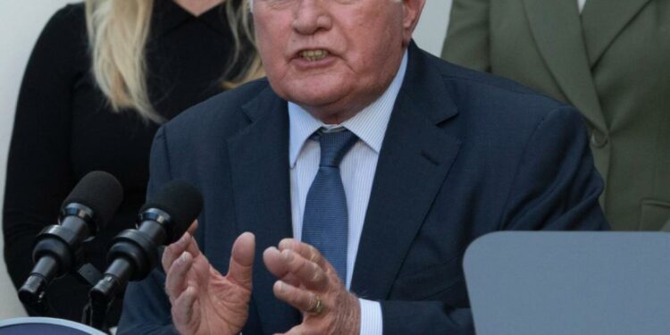 ‘The West Wing’ stars visit the White House for 25th anniversary