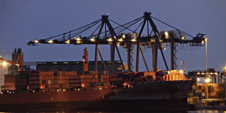 Mexican workers: Refuse to handle redirected freight in support of US and Canadian dock strikes!