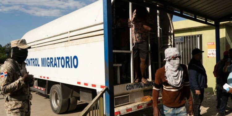 Dominican Republic 'to deport up to 10,000 migrants a week'