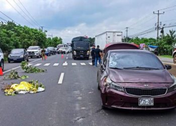 Aparatoso accidente en El Salvador deja a una mujer de 52 años sin vida