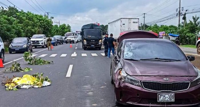 Aparatoso accidente en El Salvador deja a una mujer de 52 años sin vida
