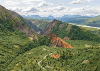 Uncovering the materials of tomorrow responsibly: How the green transition became an environmental hazard