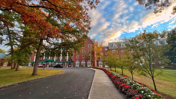 entry to the colonial style Gideon Putnam hotel in autumn colors