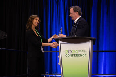 ESC Board Chair, Kristyn Annis, passes aware to Invinity Energy Systems representative, Matt Harper, CCO. (CNW Group/Energy Storage Canada)