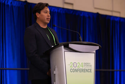 Mark B. Hill, providing remarks as he accepts the 2024 Pioneer in Energy Storage Award awarded jointly to he and Matt Jamieson, CEO Six Nations of the Grand River Development Corp. (CNW Group/Energy Storage Canada)