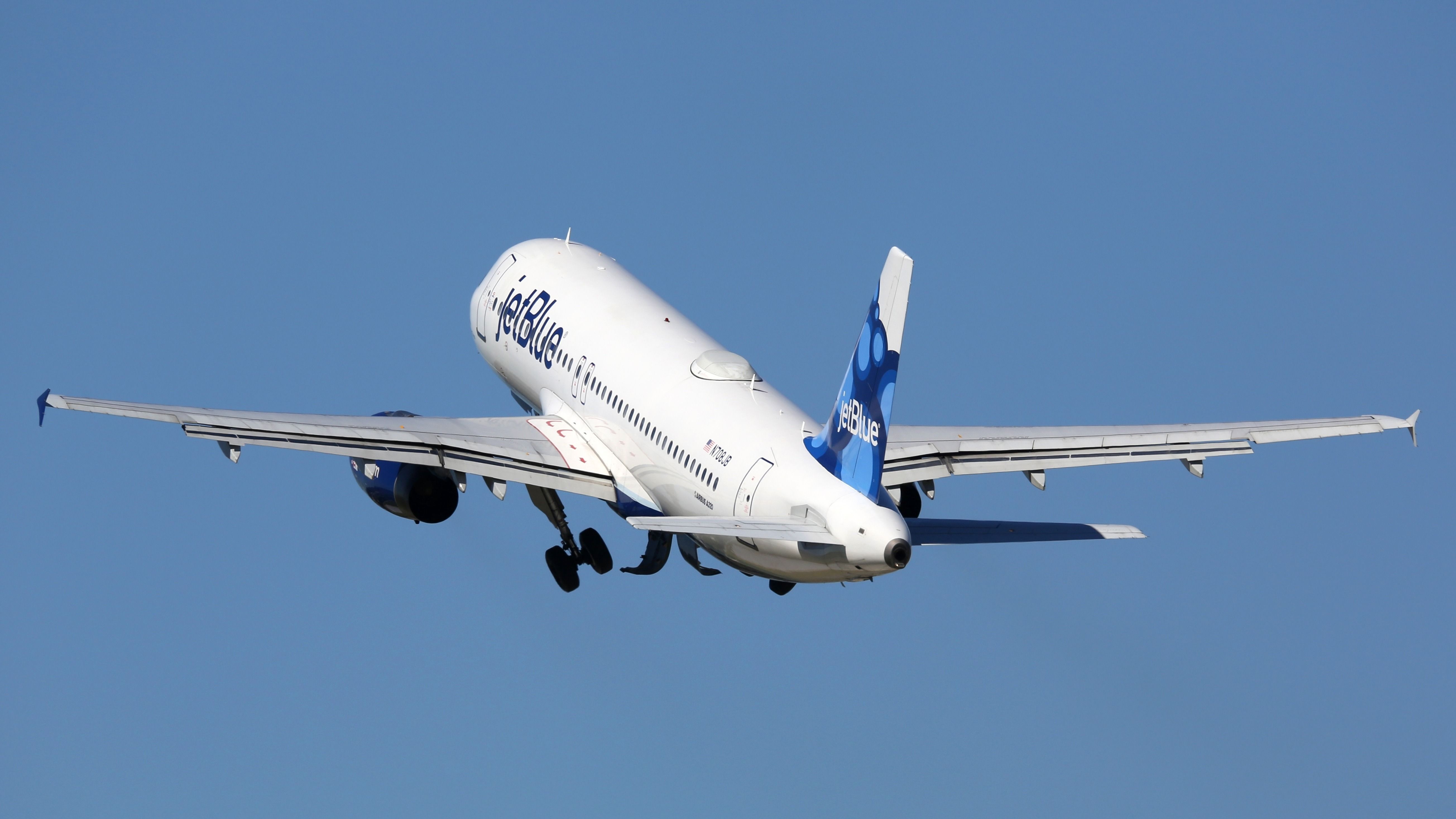 A Jetblue Airways Airbus A320 with the registration N708JB taking off from Fort Lauderdale Airport (FLL)