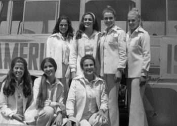 Miss America troupe members pose for photos in Seoul, 1973