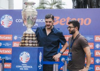 Aquiles Álvarez visita la exhibición de la Copa América en el Malecón