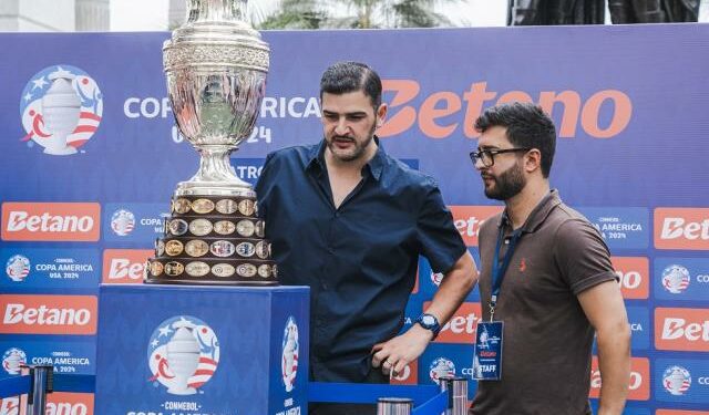 Aquiles Álvarez visita la exhibición de la Copa América en el Malecón