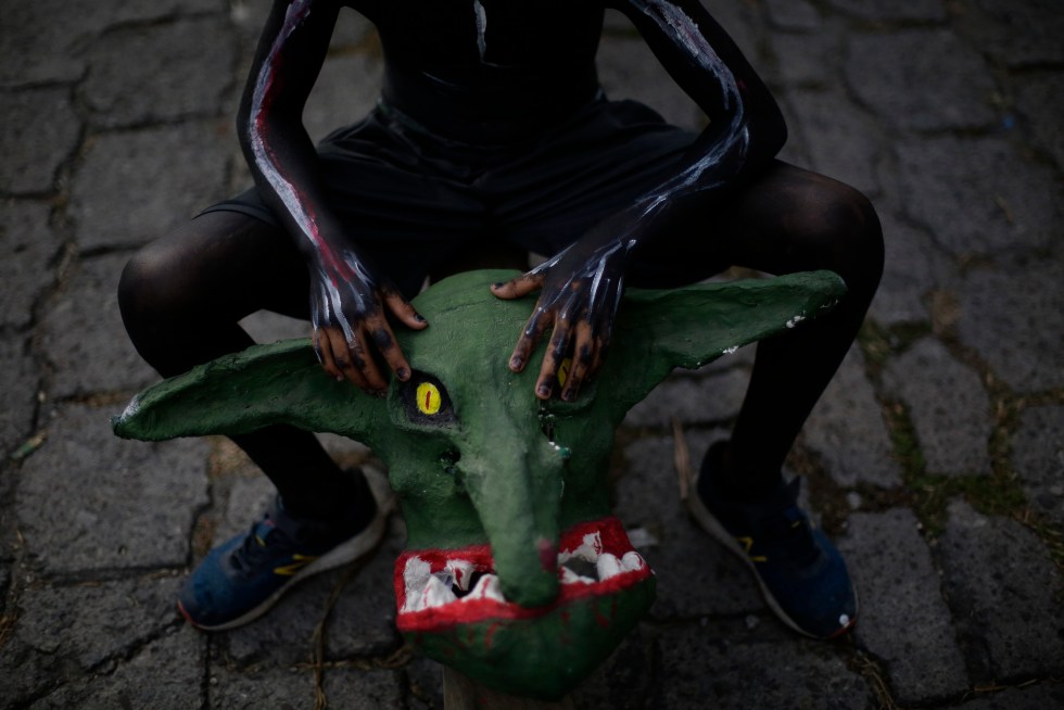 Fotografía del 1 de noviembre de 2022 de una persona durante el festival La Calabiuza en Tonacatepeque (El Salvador). EFE/ Rodrigo Sura