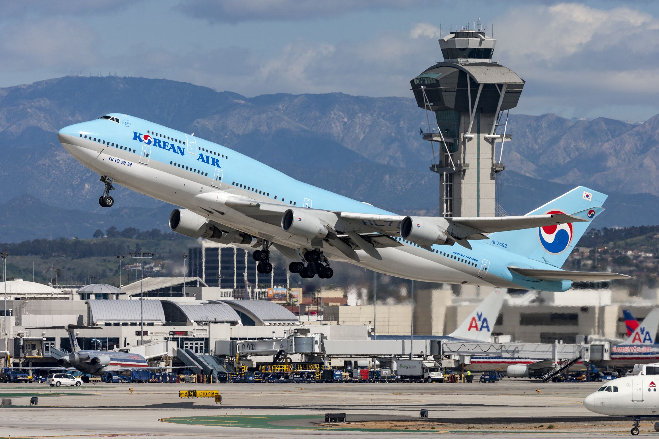 Korean Air Boeing 747 jumbo jet taking off from Los Angeles International Airport