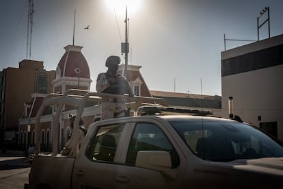 Soldiers from the Mexican army guard the center of Ciudad Juárez, in Chihuahua, on October 10, 2024.