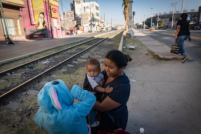 A Honduran woman looks after her two children outside a shelter in Ciudad Juárez.