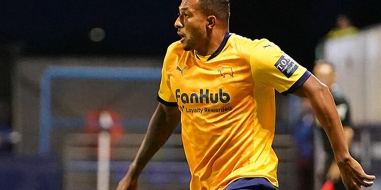 Nathaniel Mendez-Laing hace en Derby County lo que no pudo en la Selección de Guatemala