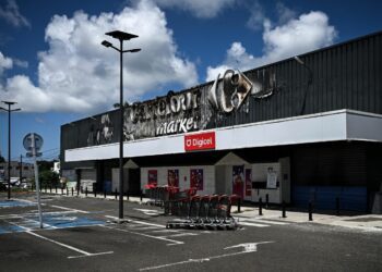 Les grands distributeurs en Martinique, "boucs émissaires" ou "profiteurs" de la vie chère ?