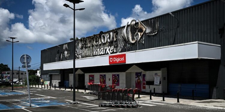 Les grands distributeurs en Martinique, "boucs émissaires" ou "profiteurs" de la vie chère ?