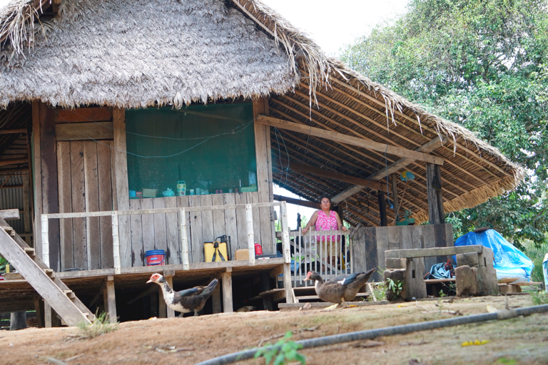 Una comunera en su casa dentro del área protegida el Gran Manupare. Ella vive en la comunidad El Carmen. Foto: Cortesía Revista Nómadas.