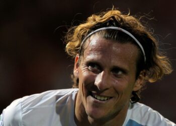 Former Uruguay soccer star Forlan to make pro tennis debut at age 45