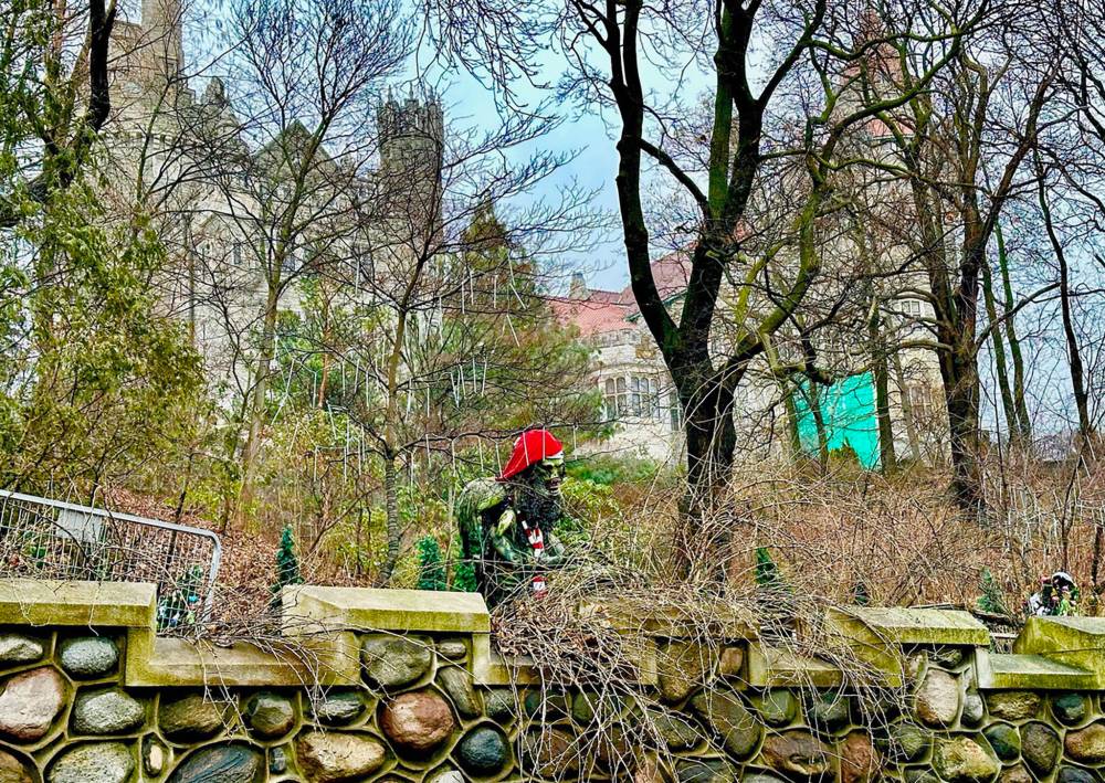 GORD MACKINTOSH / FREE PRESS
                                A green monster lurks at Casa Loma.