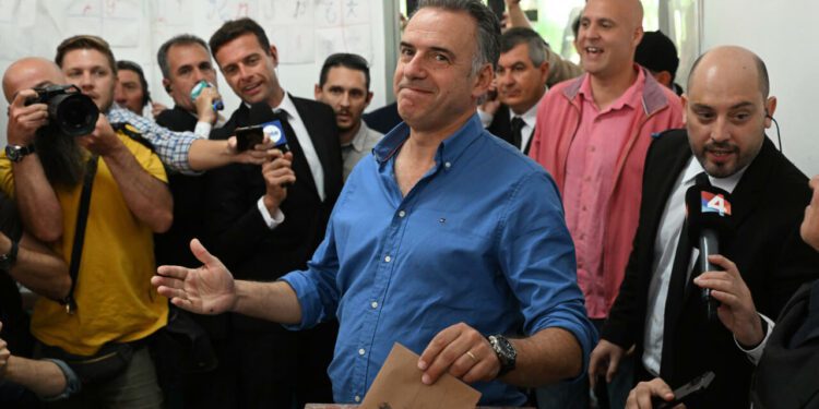 Teacher vs veterinarian: Uruguay's presidential frontrunners