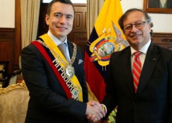 con 14 horas de apagones diarios, presidente Noboa busca persuadir a Gustavo Petro de reanudar venta