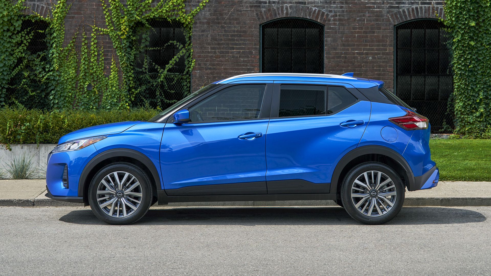 2025 Nissan Kicks Play sideview