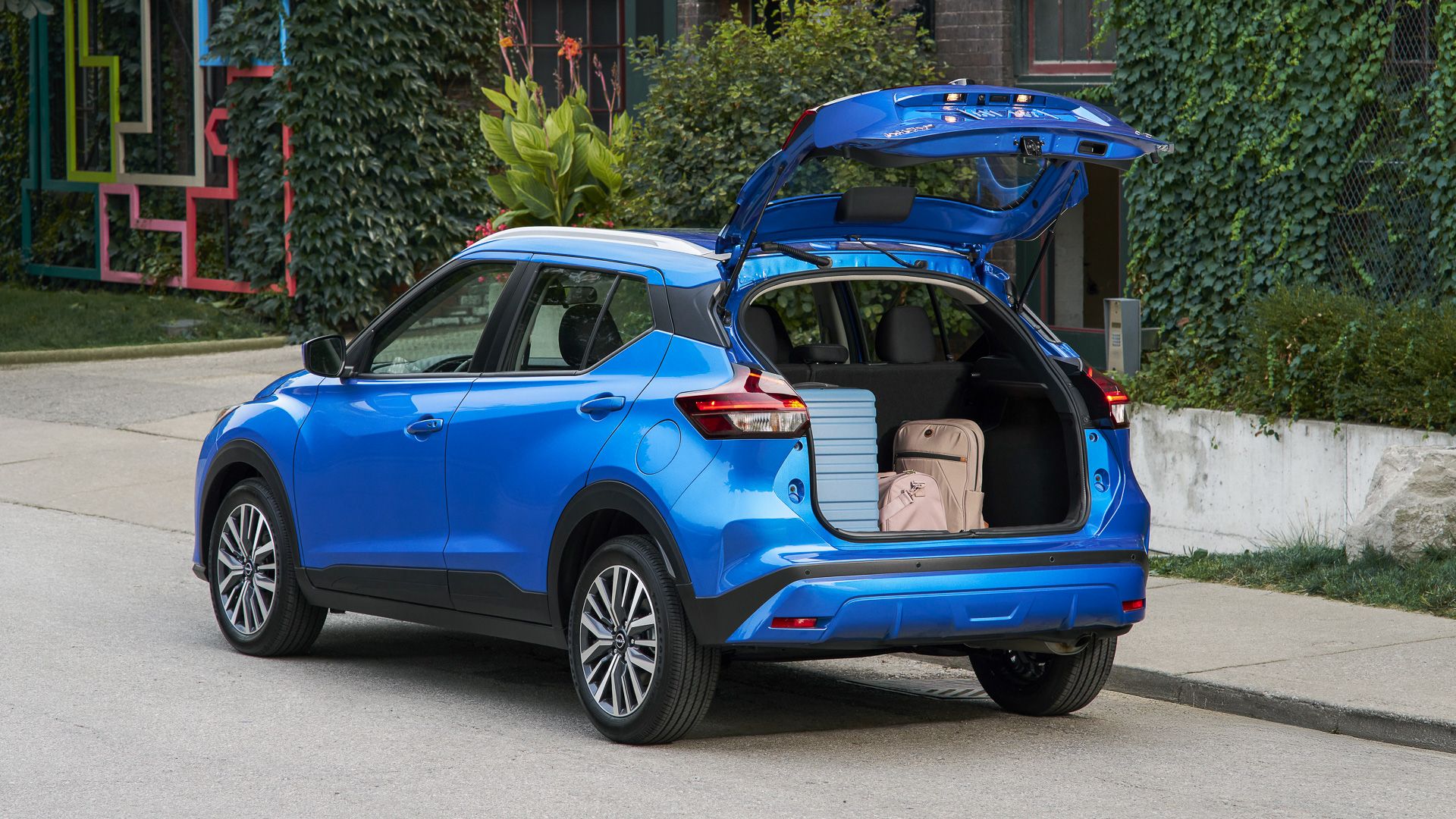 2025 Nissan Kicks Play rear with trunk open