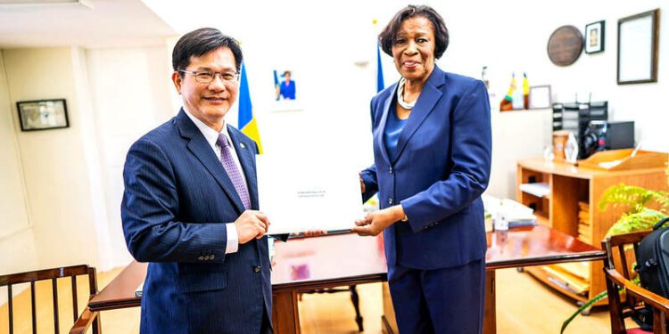 Lin visits Saint Vincent for Independence Day