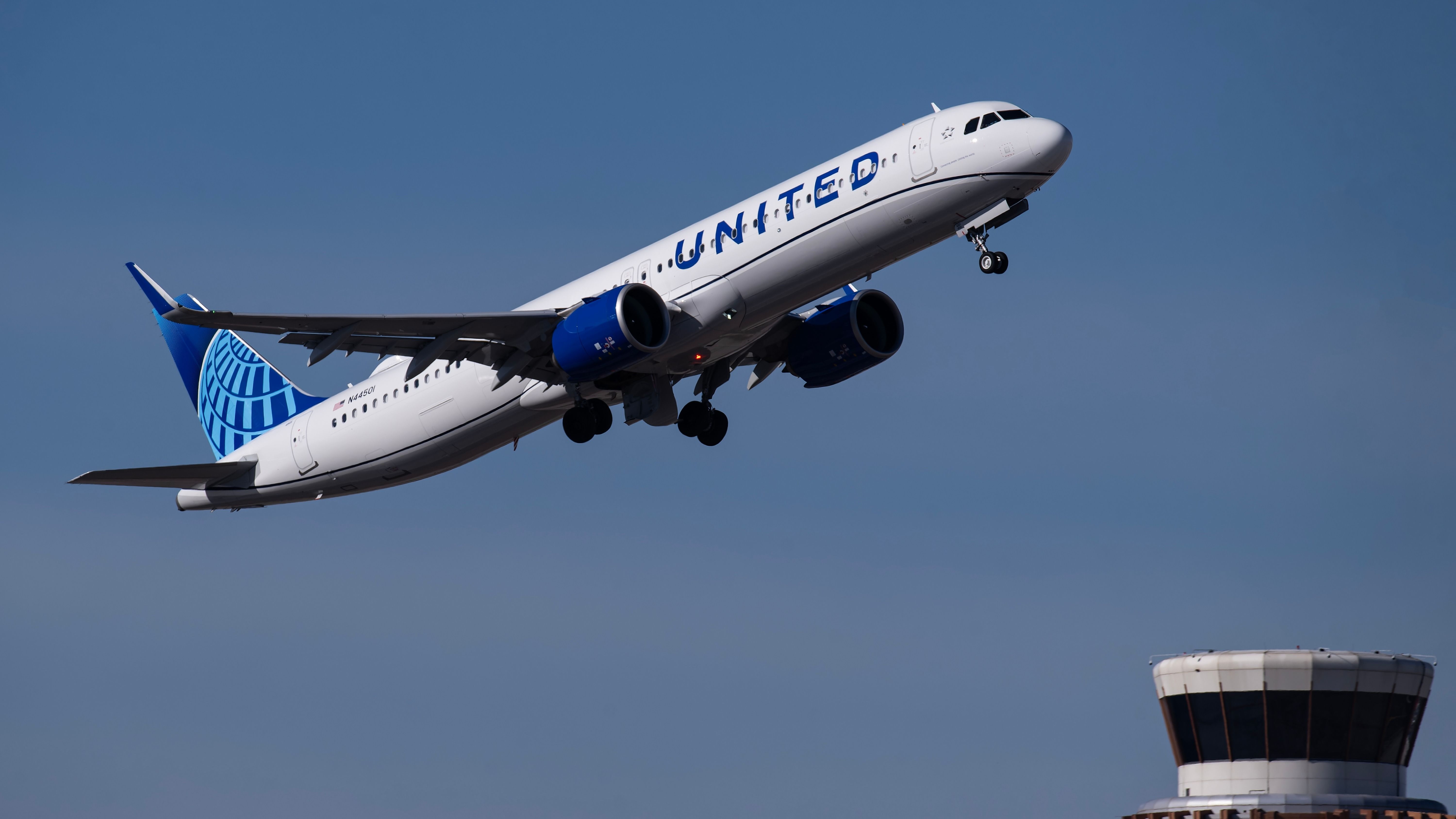 United Airlines AIirbus A321neo departing shutterstock_2410156397