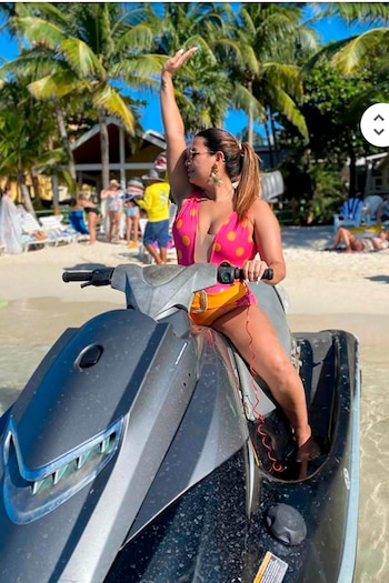 Angie Peña en una playa del West End en Roatán, Honduras, antes de embarcarse en un jet ski y desaparecer. Foto: cortesía de la familia.