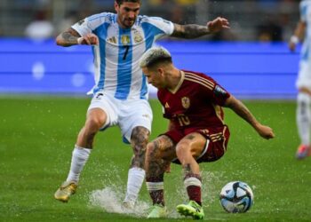 Argentina's midfielder Rodrigo De Paul and Venezuela's midfielder Yeferson Soteldo fight for the ball during the 2026 FIFA World Cup South American qualifiers football match between Venezuela and Argentina, at the Monumental de MaturÃn stadium in MaturÃn, Venezuela, on October 10, 2024.