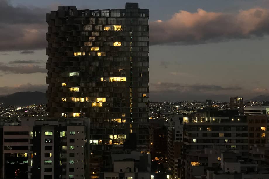 Fotografía del atardecer en el centro financiero del norte de Quito en Quito (Ecuador). 